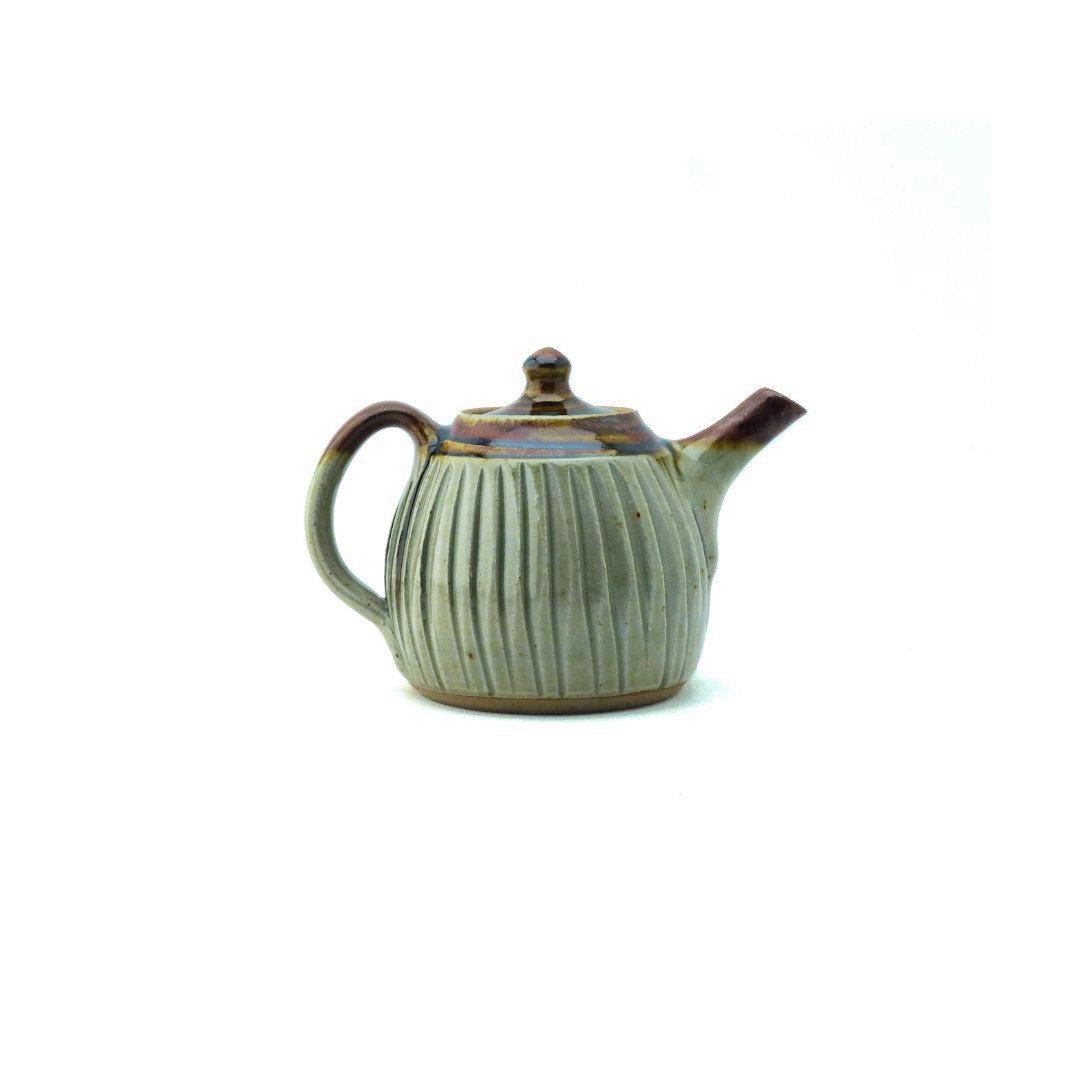 Stoneware teapot h:12.5cm