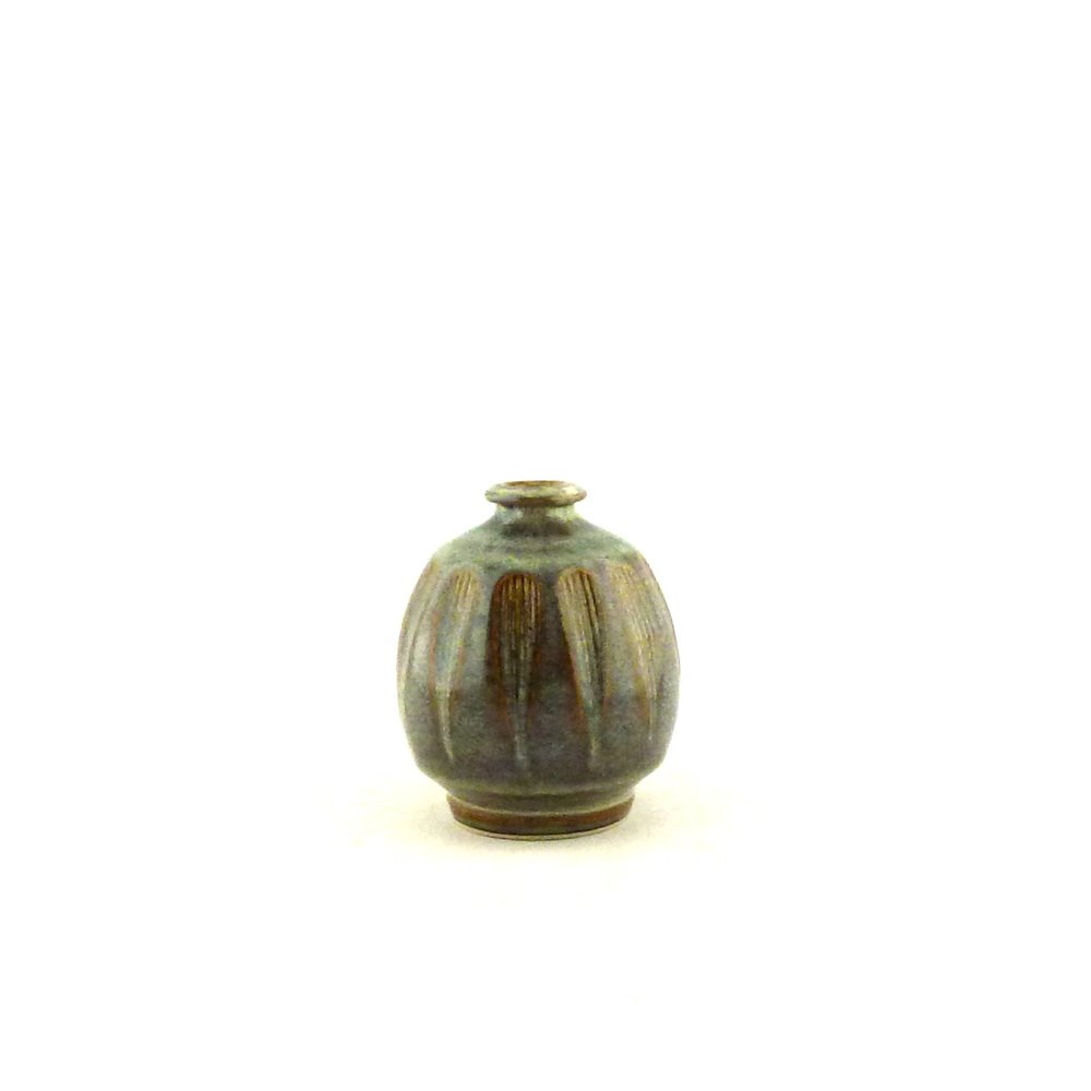 Fluted pot H:13.5cm