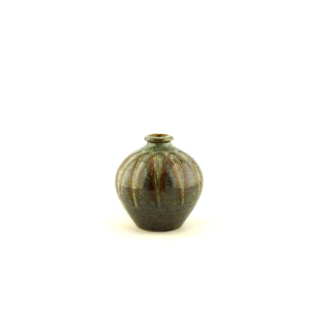 Fluted bulbous pot H:13cm